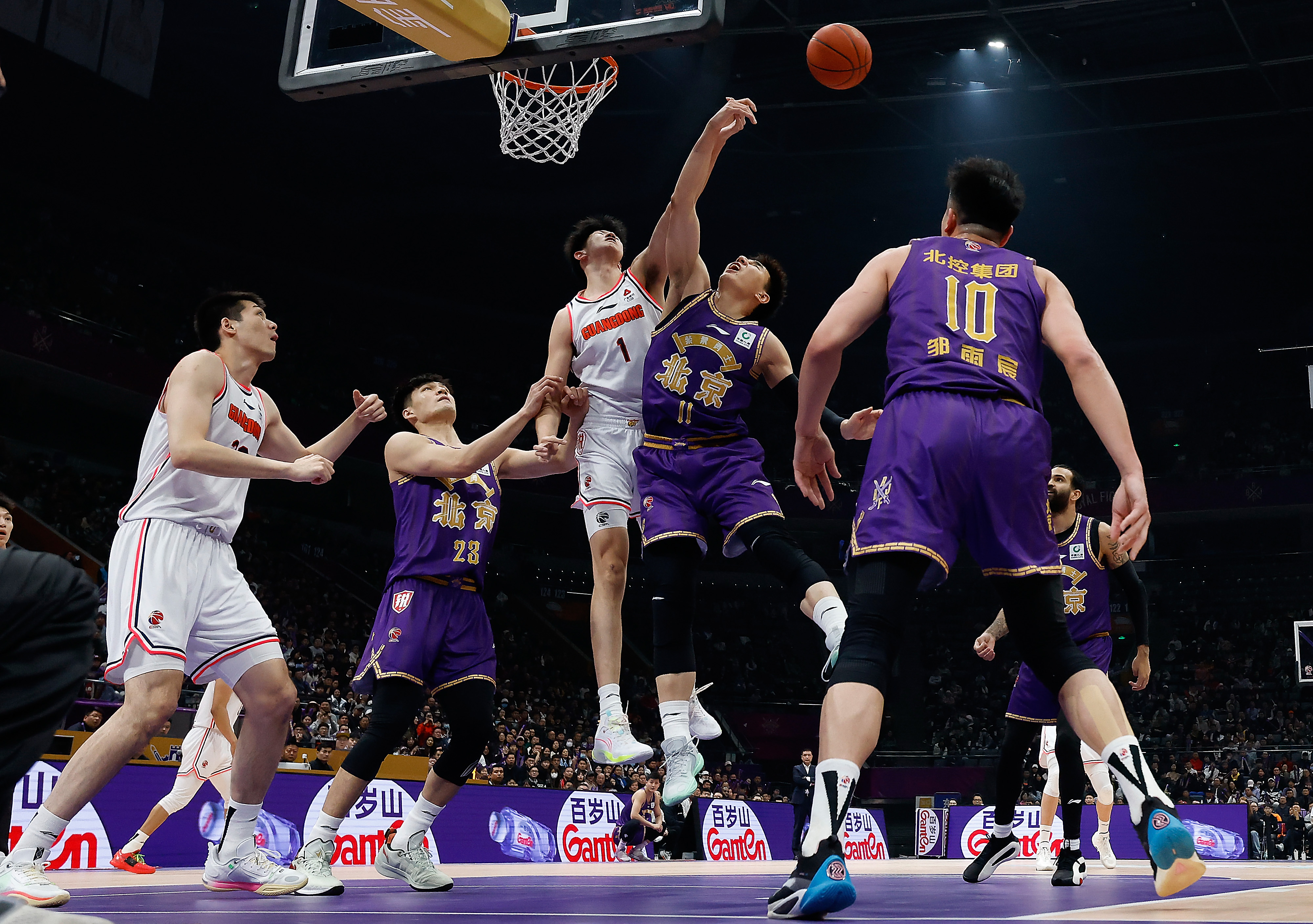 中国篮球职业联赛比拼激烈，球队实力对决的简单介绍