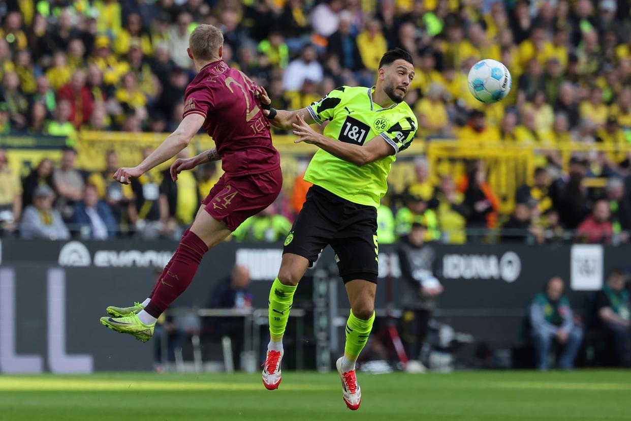 奥格斯堡足球队在训练场上集中备战 奥格斯堡足球队在训练场上集中备战