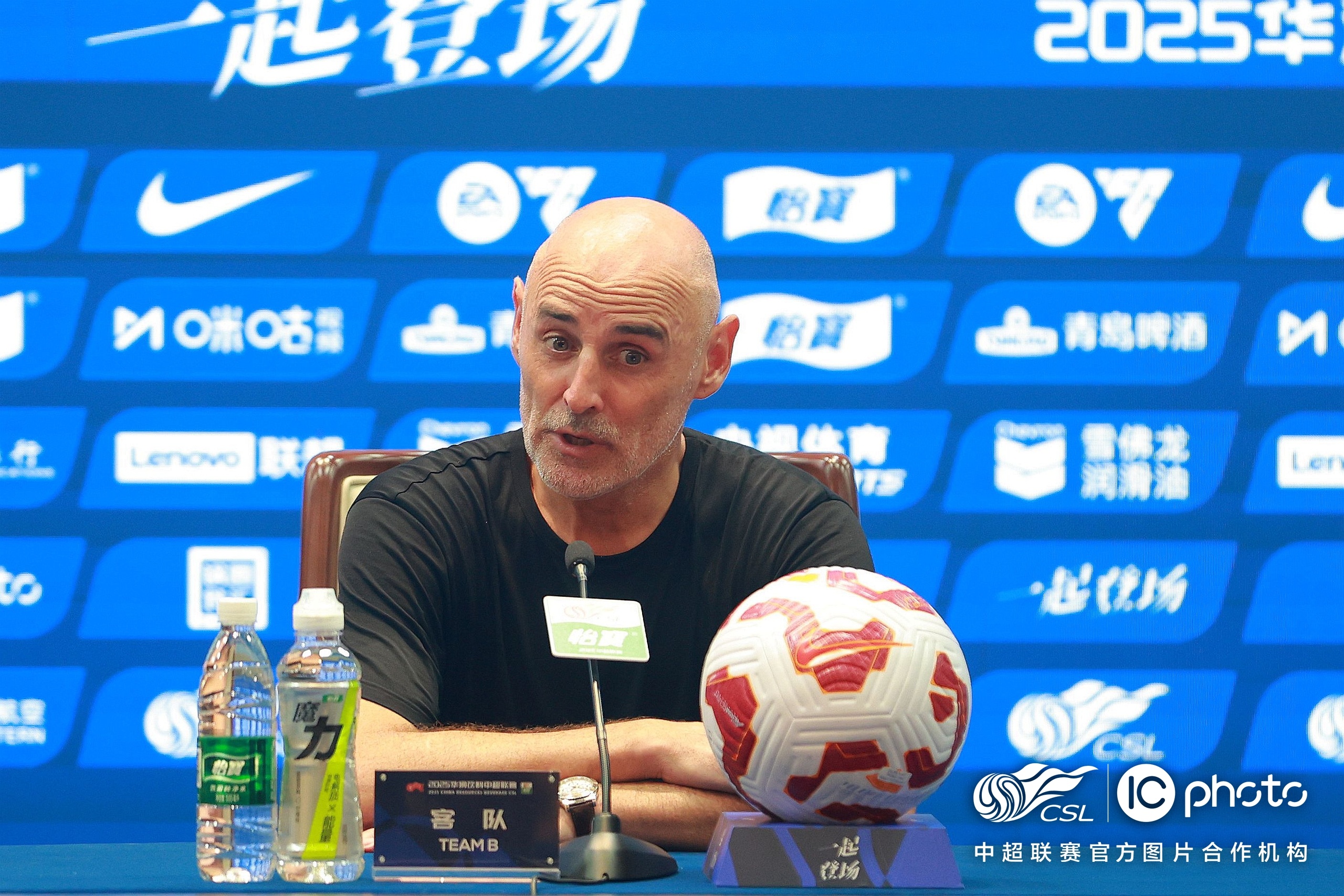 比赛中球员表现抢眼获得主教练肯定