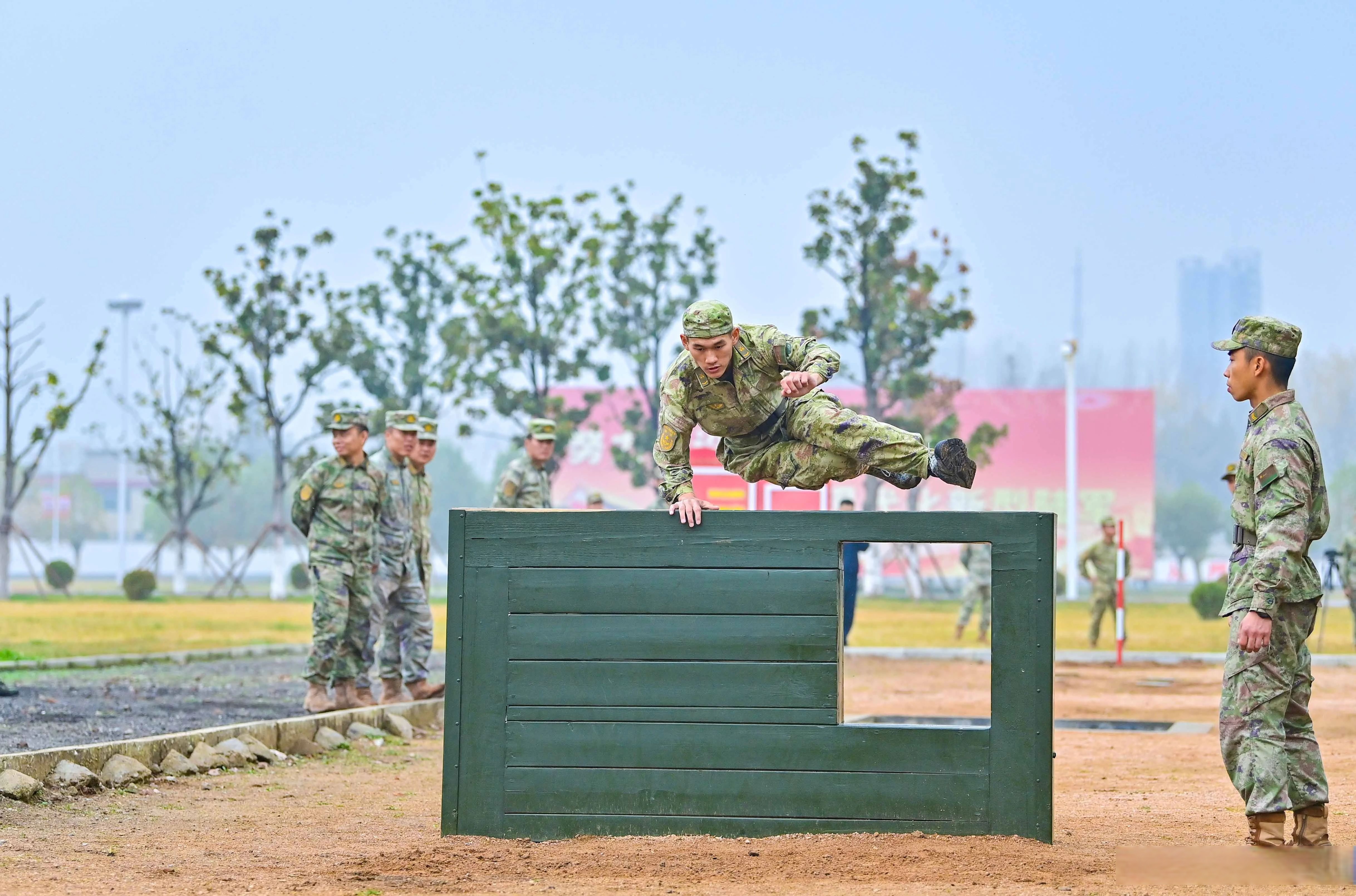 包含球队备战强敌，士气高涨迎接挑战的词条