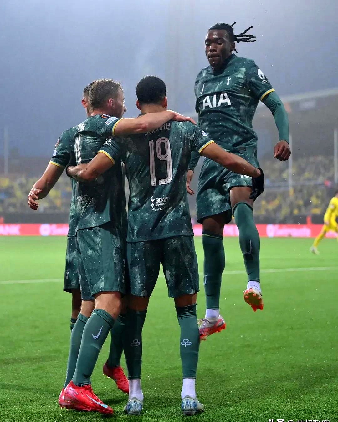 关于欧预赛角逐激烈，球场风云变幻的信息