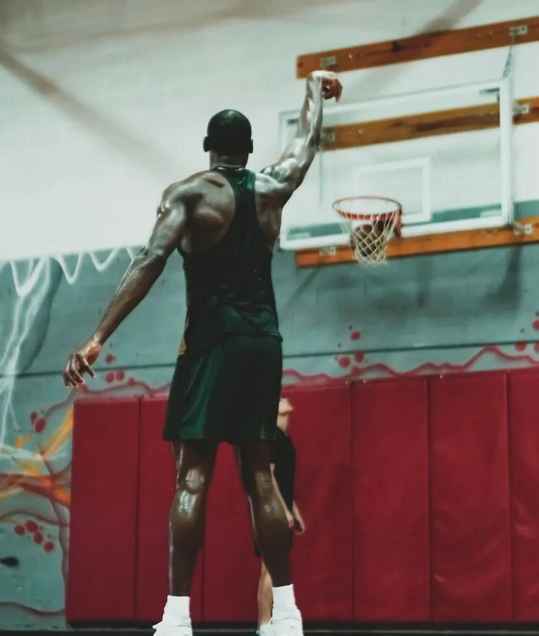 马刺老将意外受伤，球队战力受影响的简单介绍