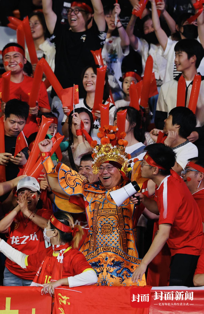 中国女足顶住压力，取得胜利晋级半决赛