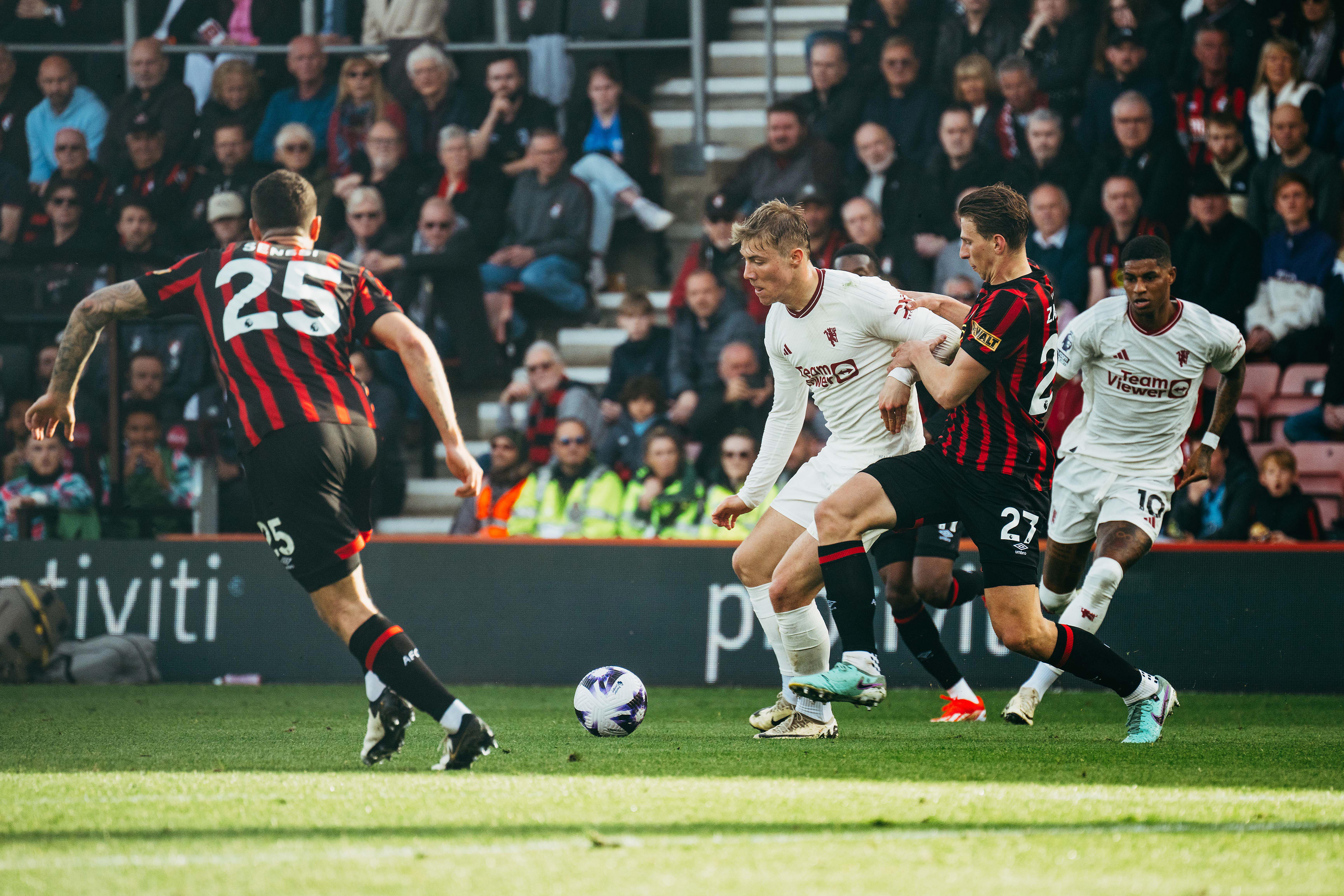 关于曼联客场击败伯恩茅斯，紧咬积分榜前列的信息