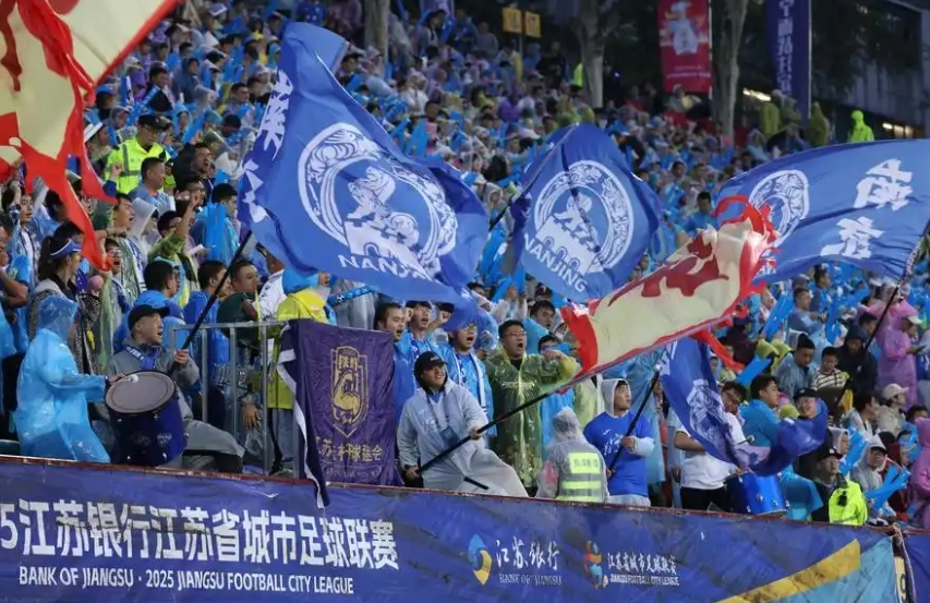 国内足球职业联赛搏杀如火如荼，球迷热情高涨的简单介绍