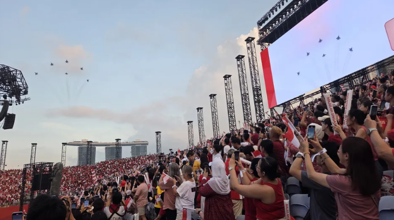 精彩赛事现场直击,现场观众爆发出热情呐喊 精彩赛事现场直击,现场观众爆发出热情呐喊