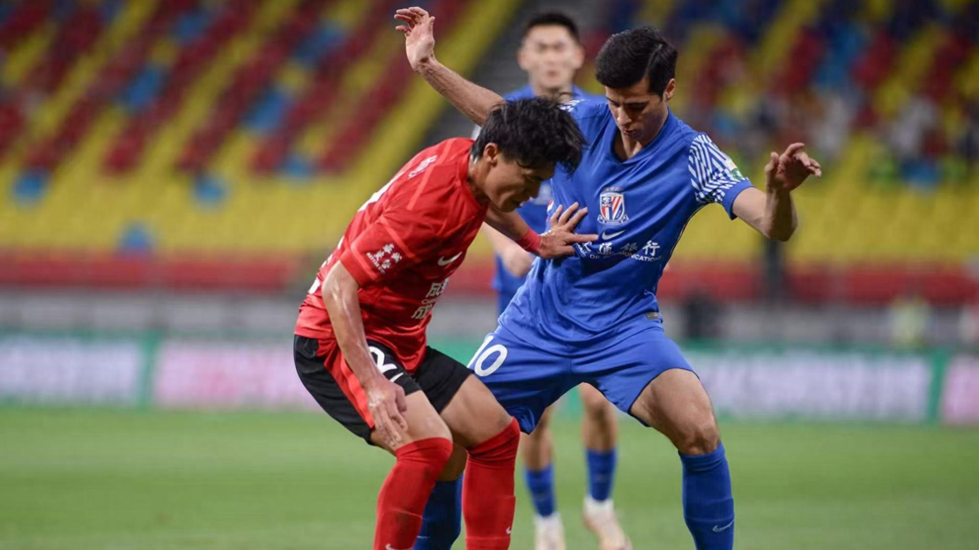 职业足球联赛战况扣人心弦，激情跃然纸上的简单介绍