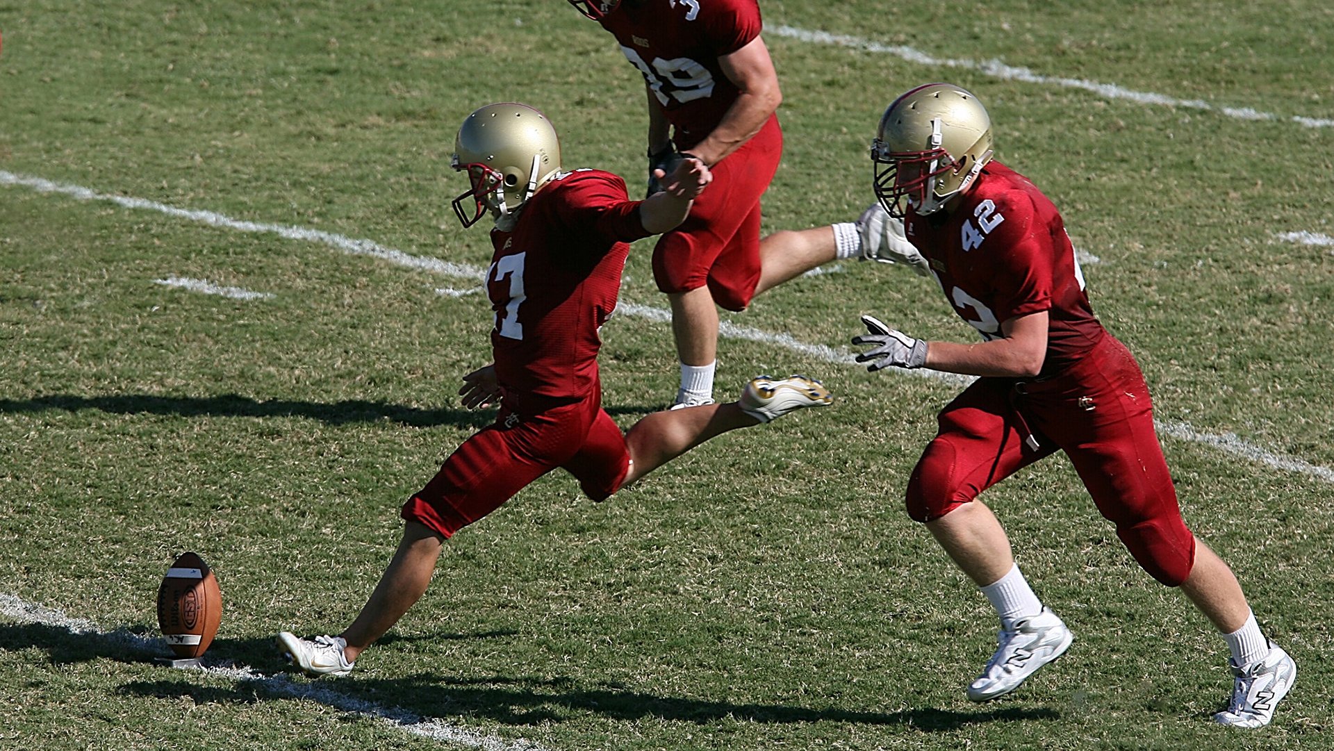 9you娱乐-法拉利翻盘阿斯顿马丁，塞恩斯关键制胜，策略与勇气的完美结合